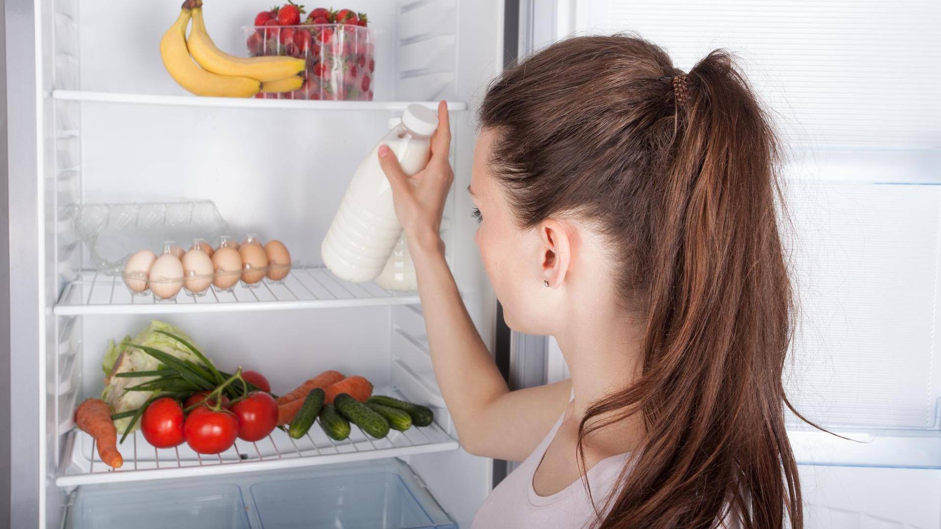 Убрать запах из холодильника быстро не отключая его – способы устранения
