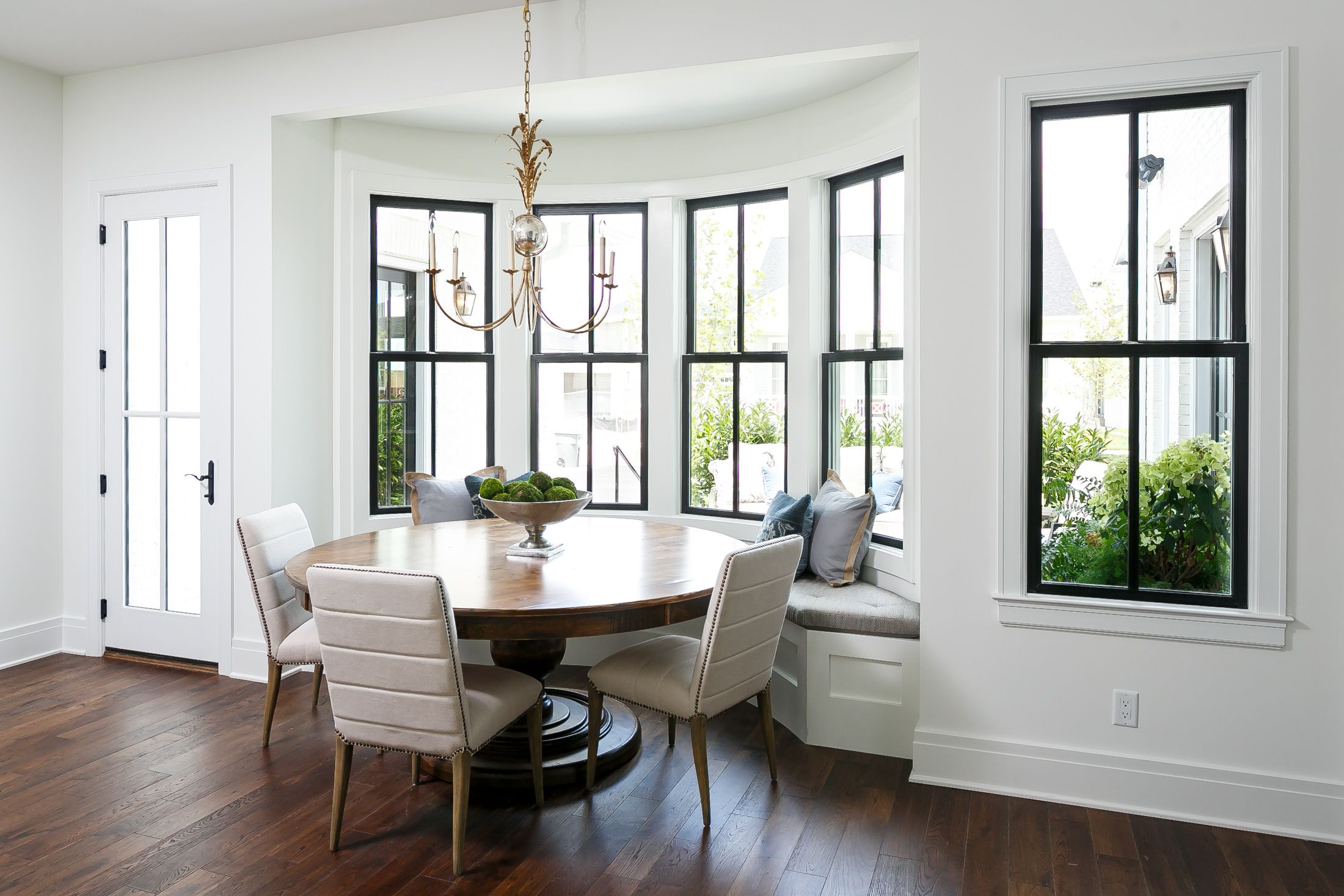 Как оформить гостиную с двумя окнами: удобные варианты