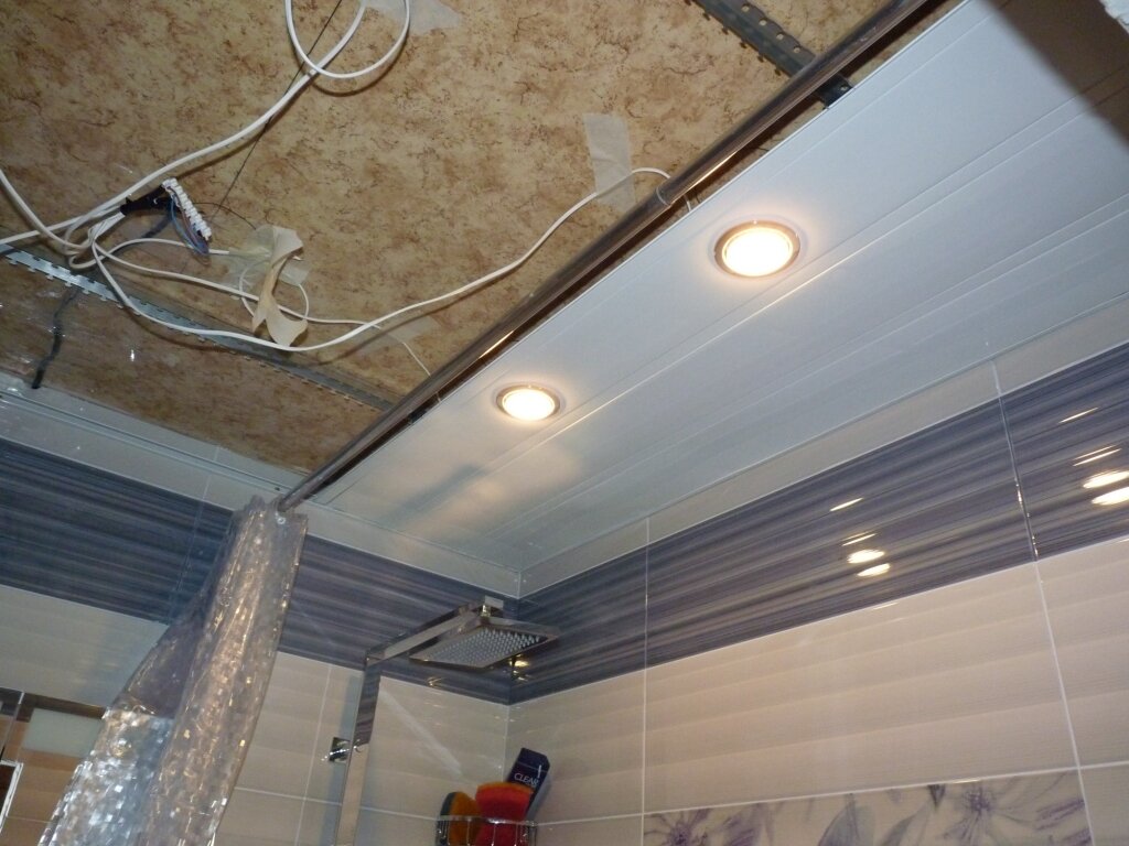 Отделка потолка в ванной комнате пластиковыми панелями