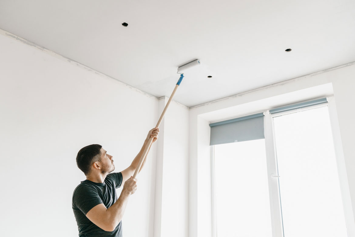 Как мыть без разводов потолок, покрашенный водоэмульсионной краской?