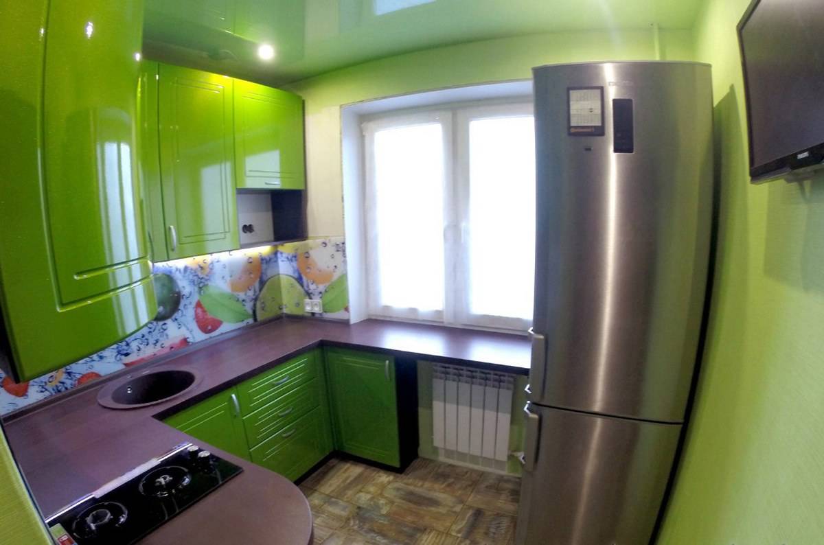 Проект светло-зеленой кухни 6 кв м с холодильником и обеденной зоной