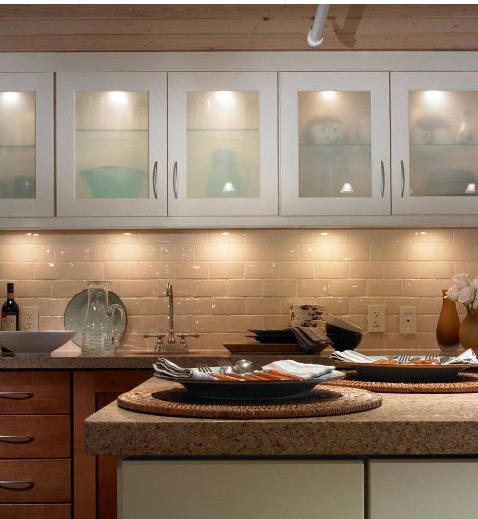 Как правильно организовать свет в гостиной, совмещенной с кухней