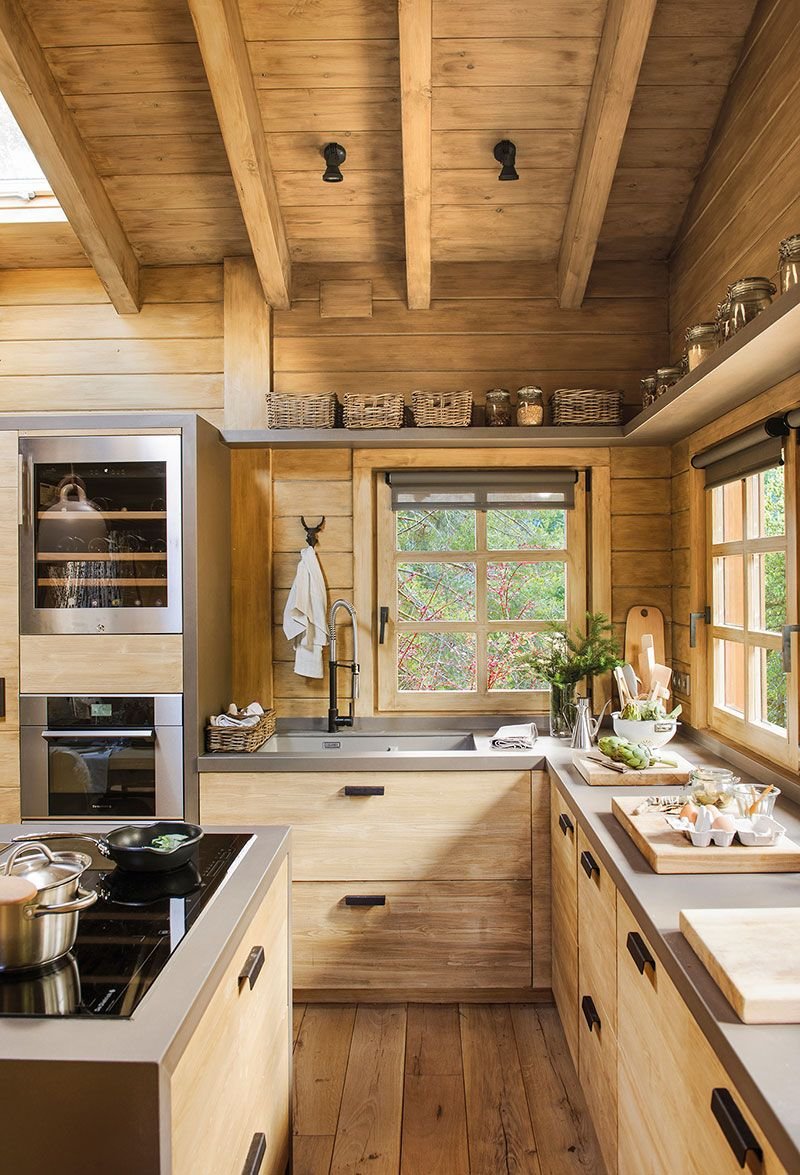 Кухня в деревянном доме - дизайн интерьера в доме из бруса, из бревна, в том числе кухня-гостиная и столовая, маленькая и белая кухни