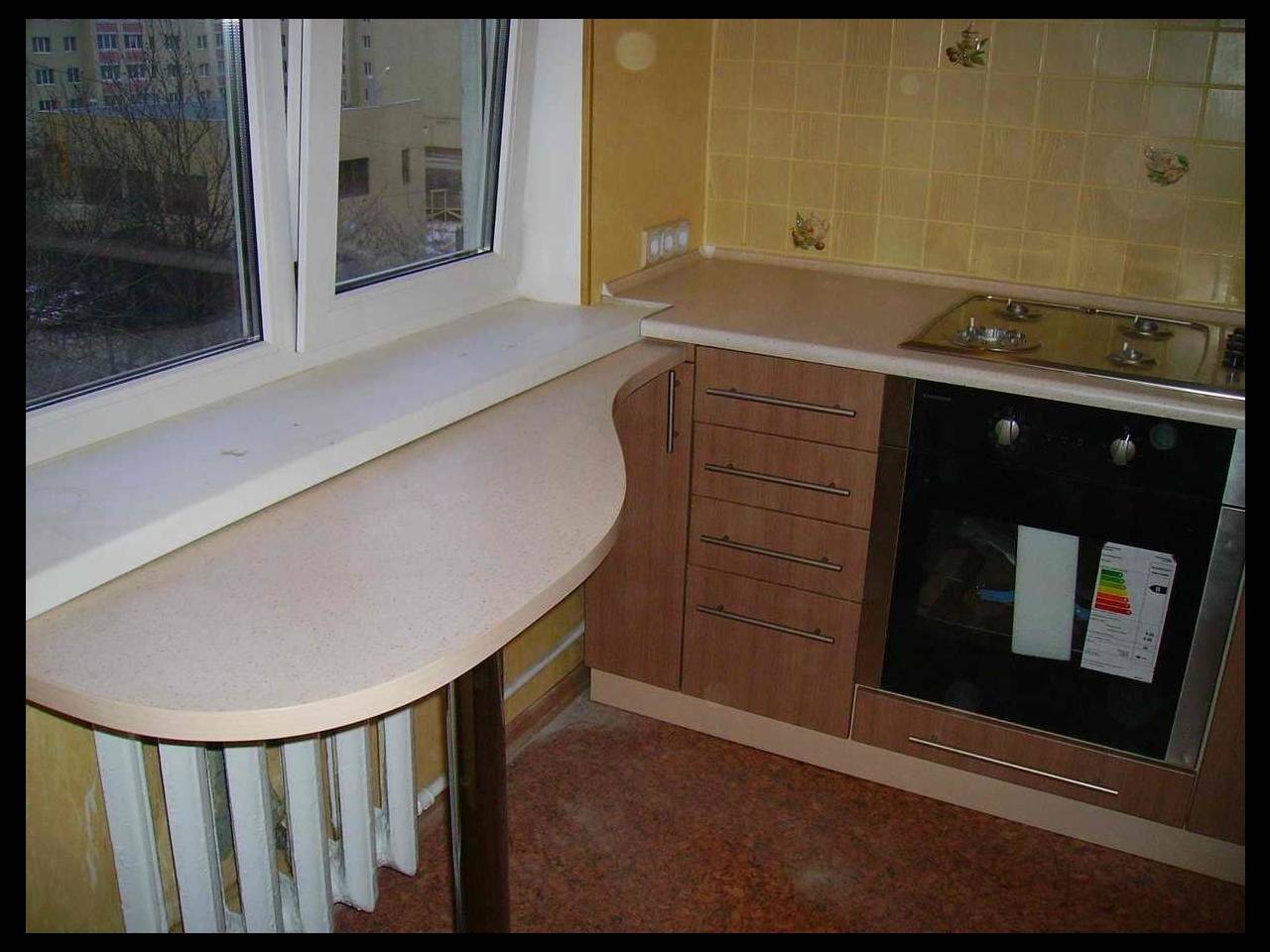Стол-подоконник на кухне: фото реальны интерьеров