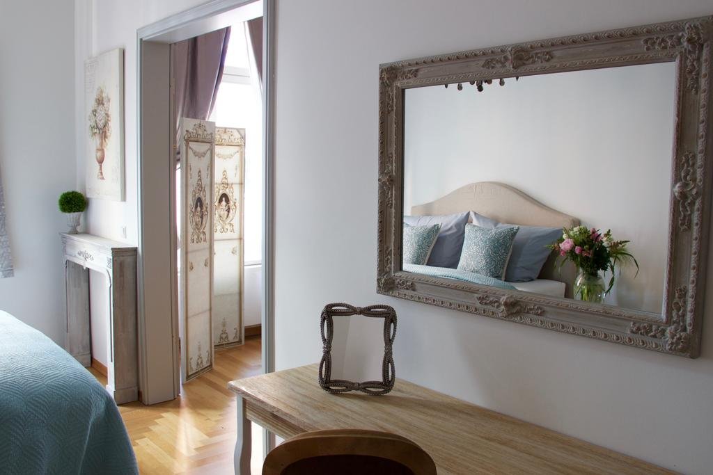 Зеркало в спальне - фото моделей с подсветкой и столиком
