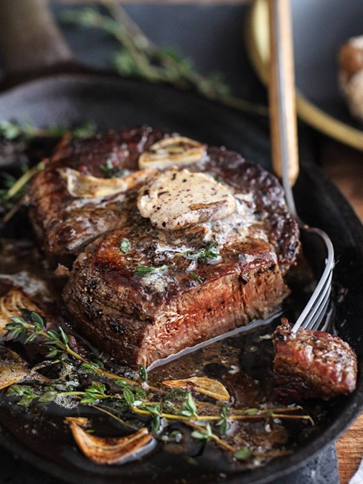 Бифштекс из говядины - как приготовить из рубленного мяса по рецептам в духовке и на сковороде с фото