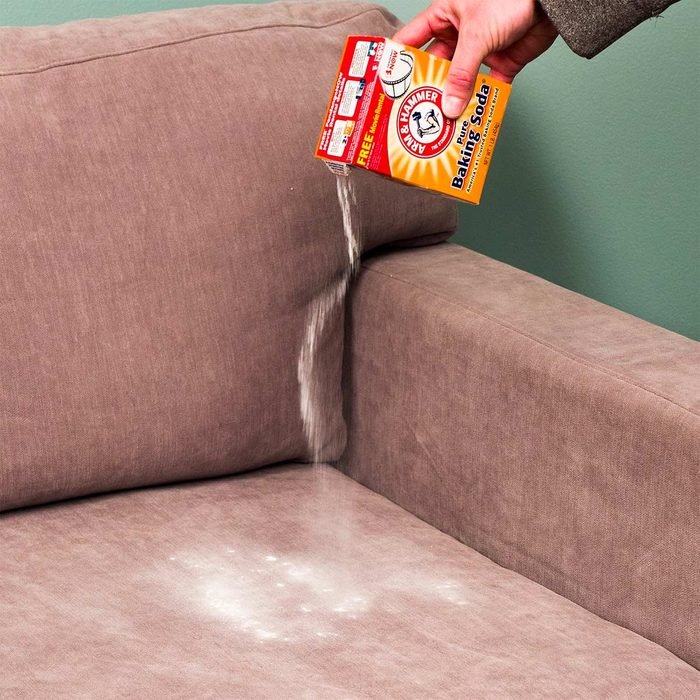 Чистка дивана в домашних условиях