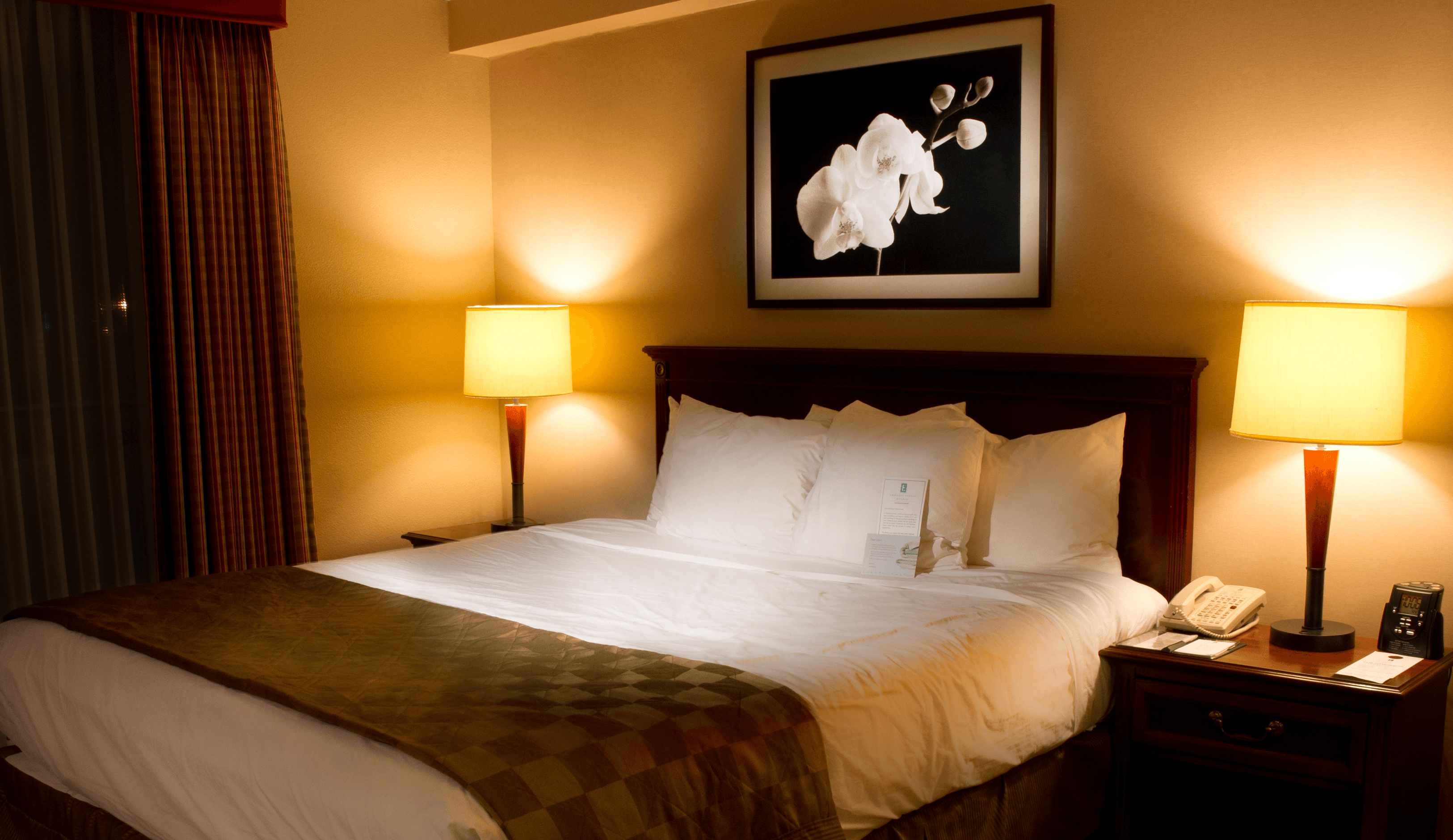 Кровать в номере отеля