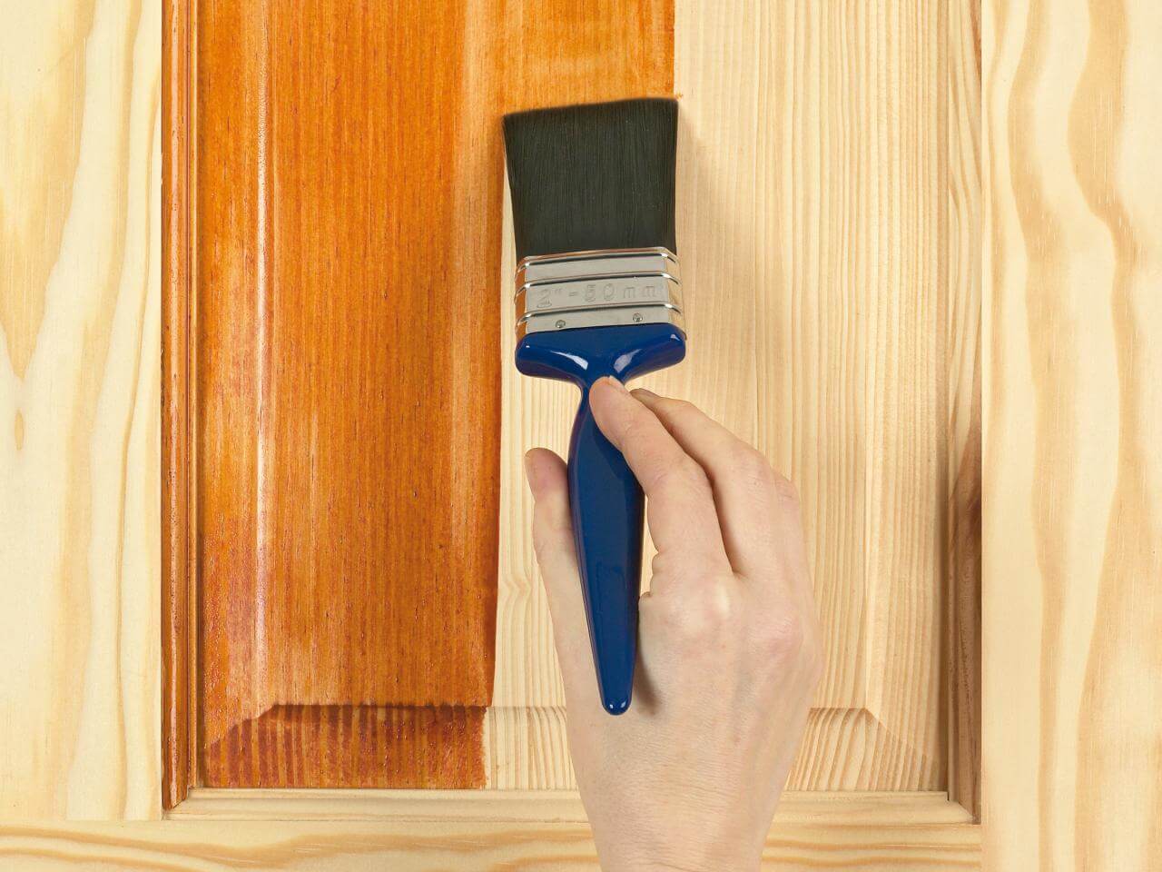 Покраска деревянных дверей: чем её покрасить, как правильно покрасить