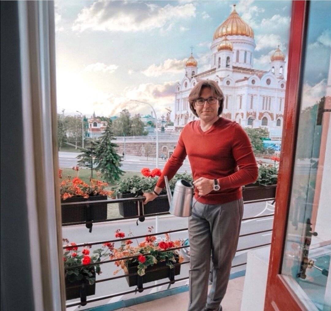Квартиры, машины и быт андрея малахова: как живёт самый известный ведущий россии