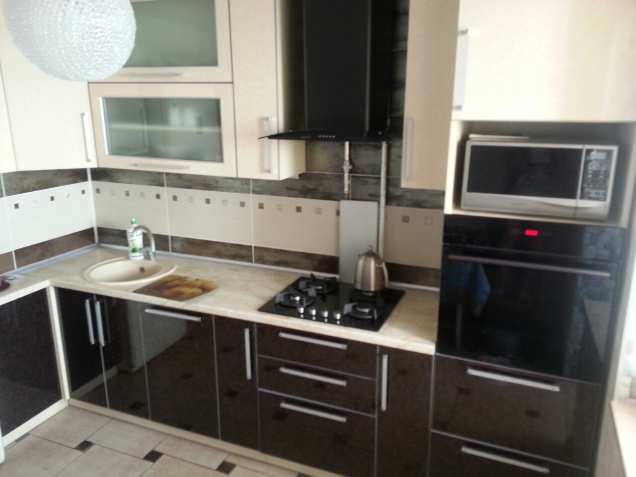 Кухонный гарнитур со встроенной духовкой и микроволновкой