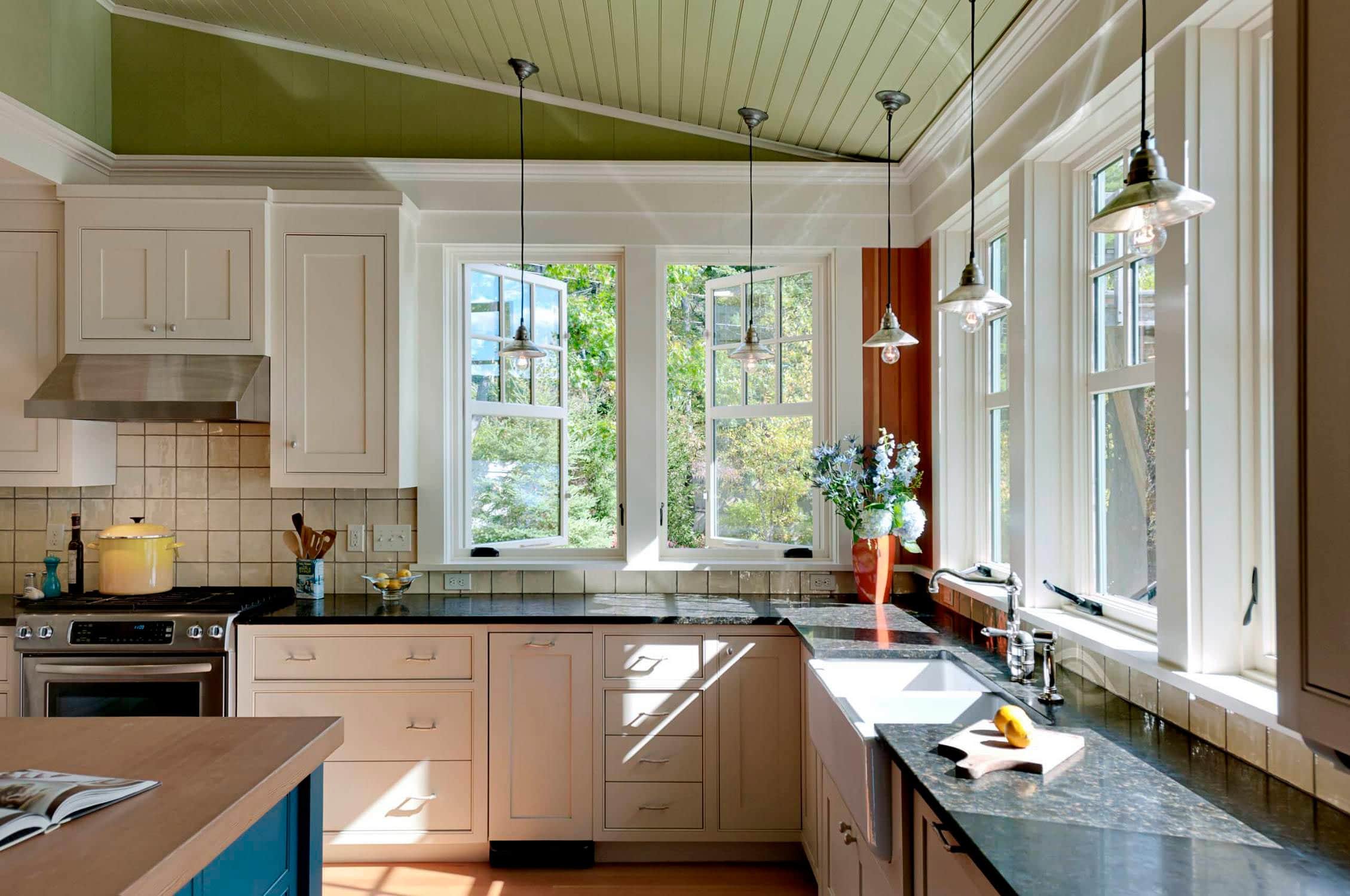 Кухня с двумя окнами на разных стенах: плюсы и минусы, планировка, оформление, фото дизайна