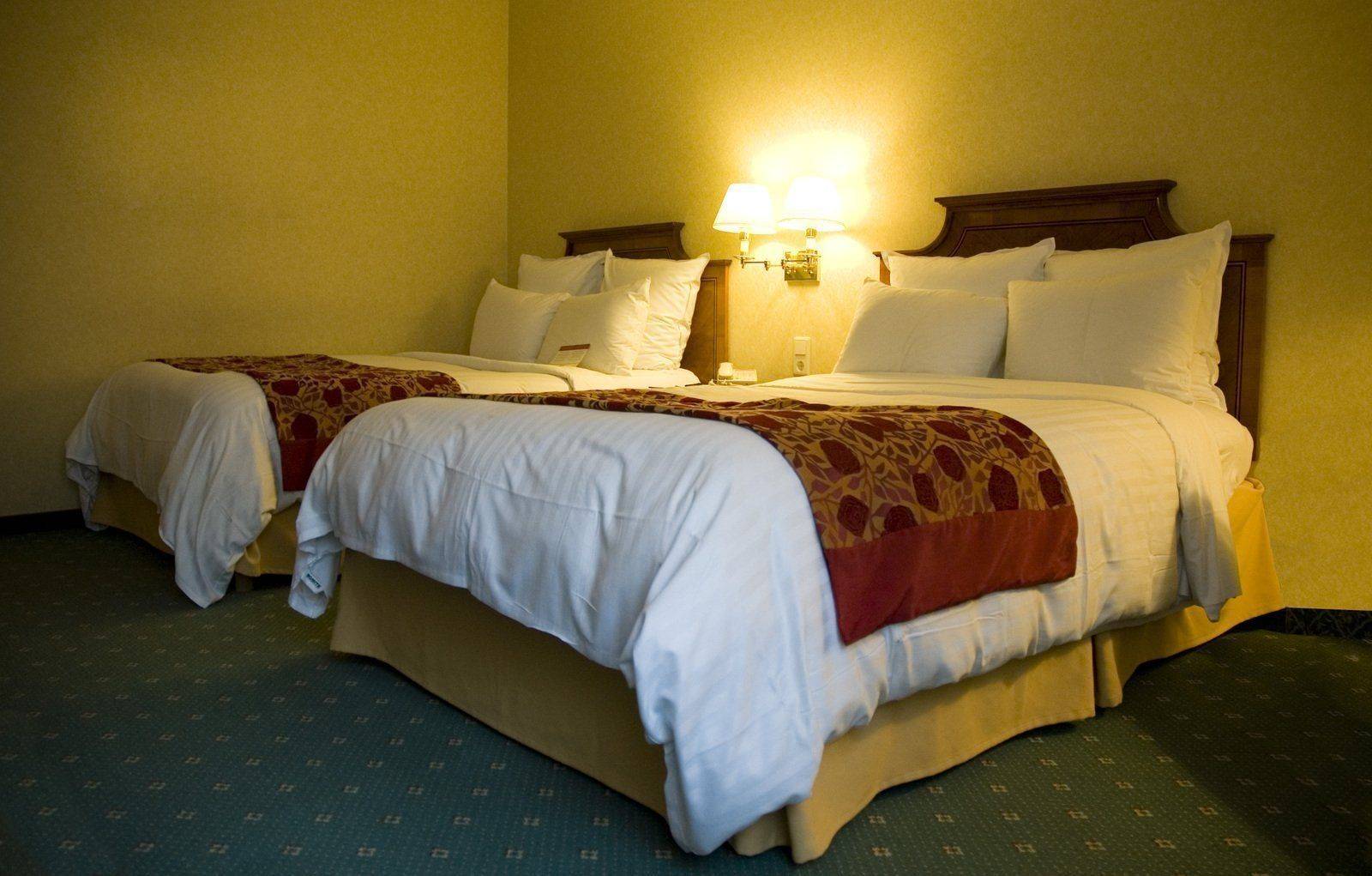 Почему нельзя заправлять кровать в номере отеля и оставлять включенным телевизор