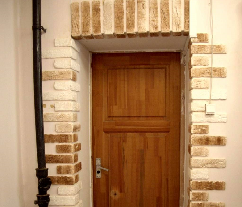 Как отделать проем входной двери. Декоративный камень на откосах входной двери. Отделка входной двери кирпичиками. Отделка дверного проема декоративным камнем. Отделка дверных откосов декоративным камнем.