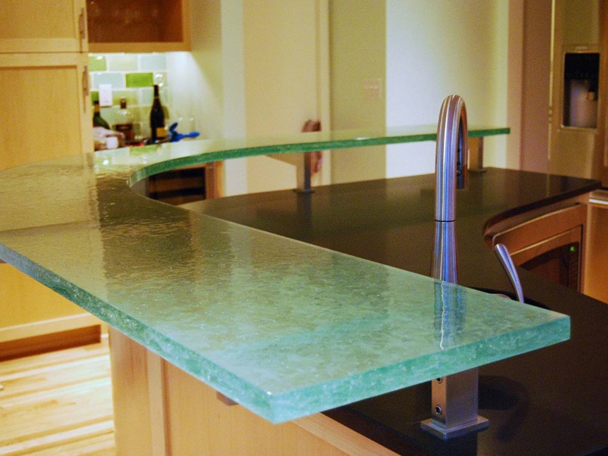 Кухонный стол раскладной стеклянный и правила его эксплуатации