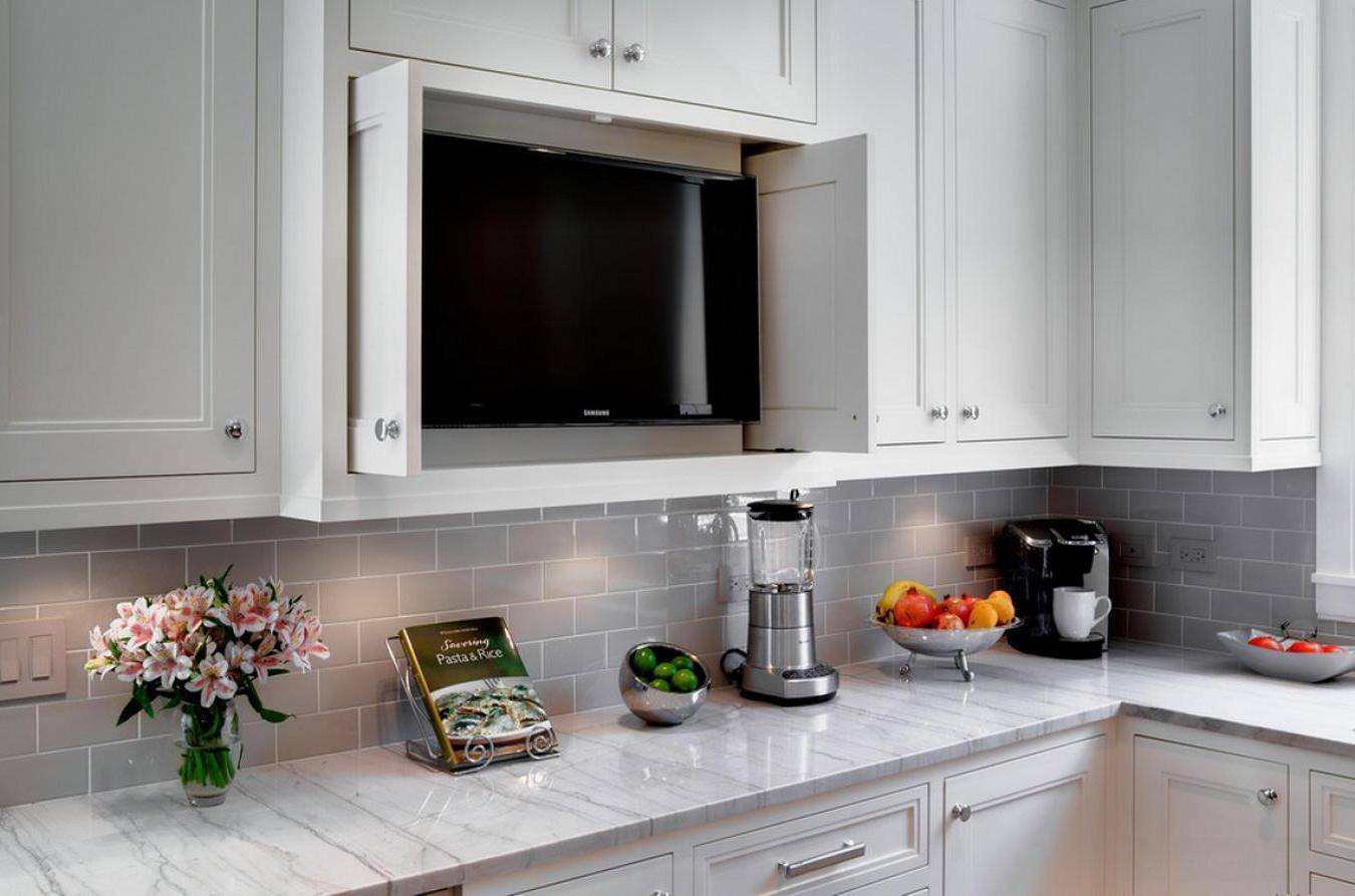 Где лучше разместить телевизор на кухне: можно ли встроить