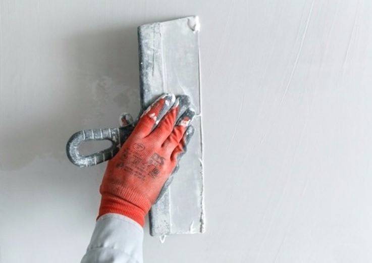 Шпаклевка по бетону: как своими руками шпаклевать стены, пол, потолок, правильно выполнить отделку под обои, покраску или обшивку, а также виды материалов и советы