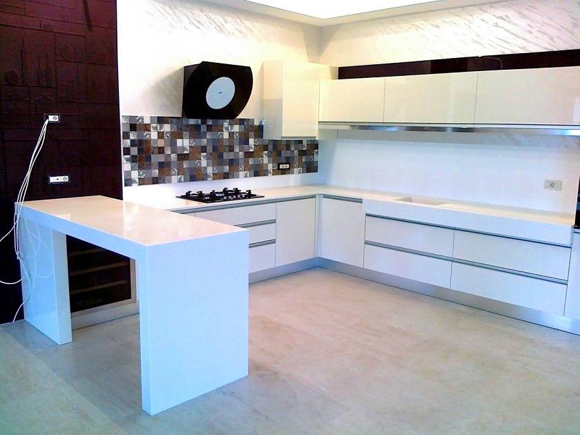Барная стойка на белой кухне: 50+ реальных фото примеров