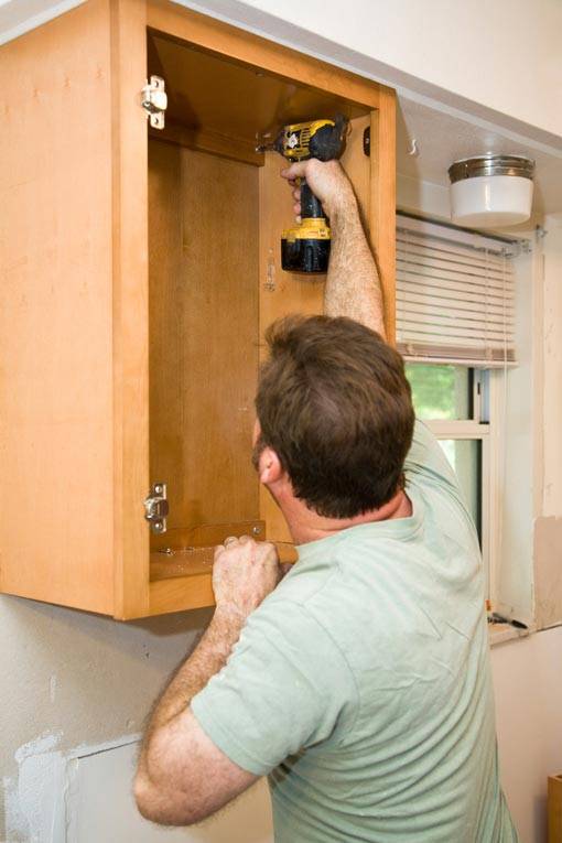 Как повесить навесной шкаф на кухне своими руками?