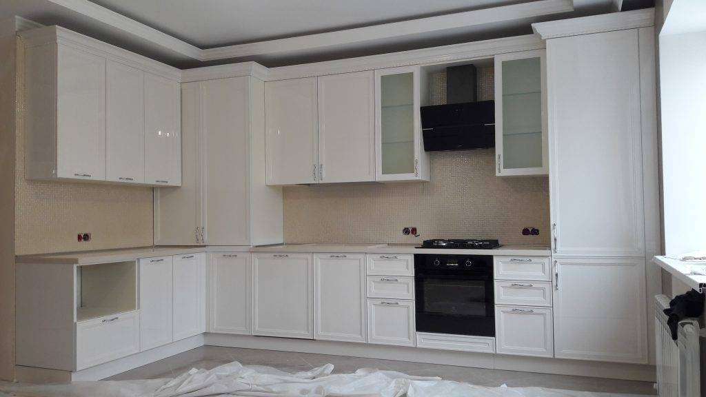 Кухни: белые, глянцевые, угловые в интерьере, реальные фото, материалы для белых глянцевых кухонь