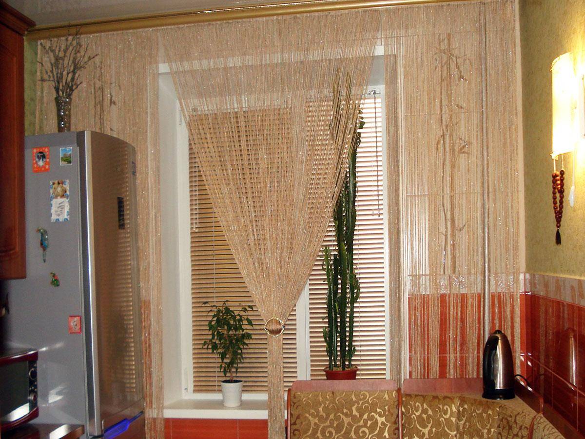 Нитяные шторы на кухне фото на