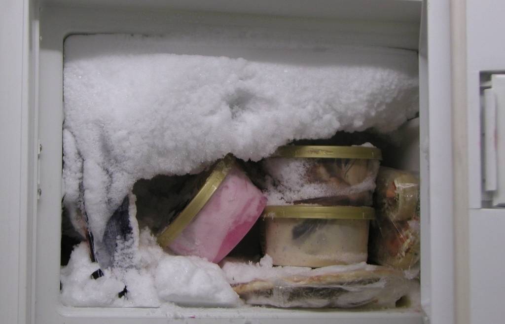 Как быстро разморозить холодильник: 5 способов