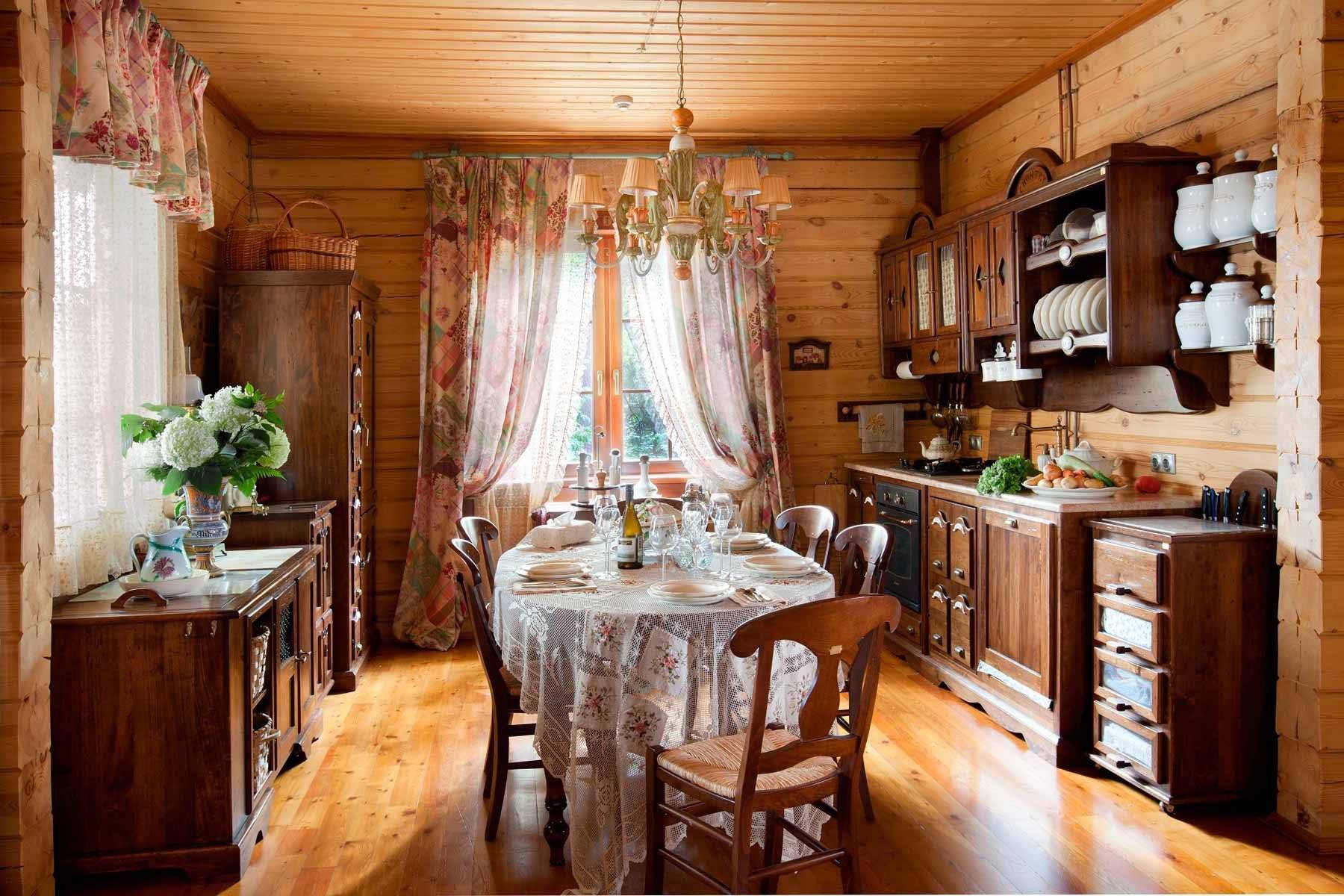 Кухня в деревенском стиле в деревянном доме