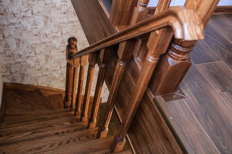 Деревянные лестницы на второй этаж в частном доме