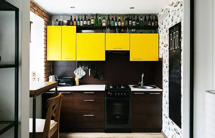 Дизайн двухцветной кухни 7 кв.м в стиле бара - нижний ряд венге, верхний желтый