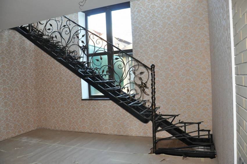 Кованые лестницы на второй этаж в частном доме: правила выбора и фото