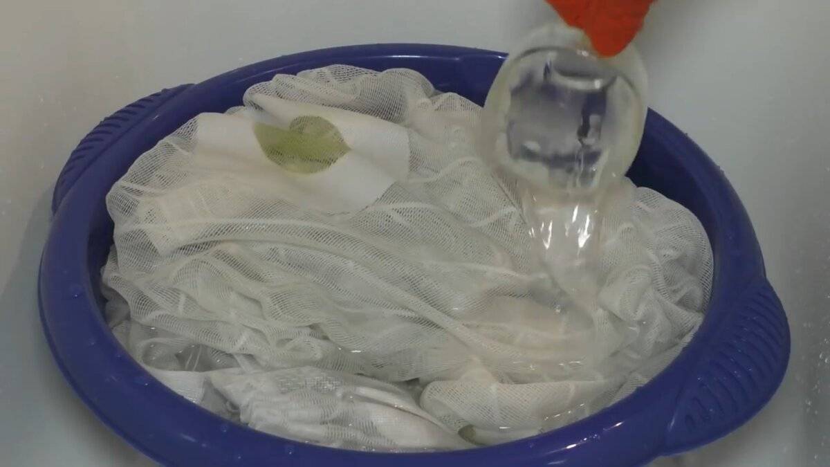 Как стирать тюль в стиральной машине, при какой температуре можно, как правильно вручную, чтобы она стала белоснежной, если была серость, а также чтобы не гладить?