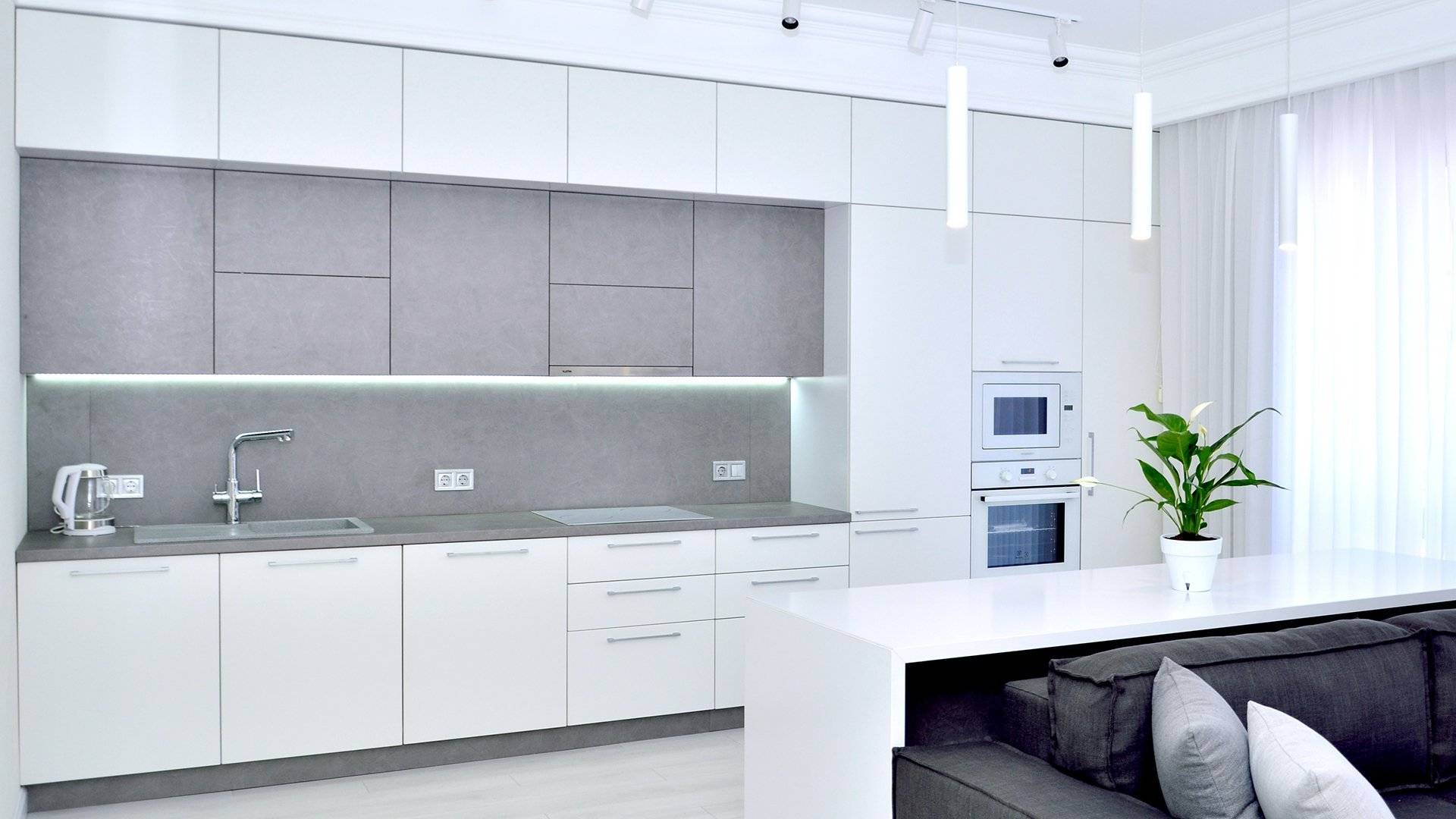 белая глянцевая кухня в современном стиле угловая под потолок
