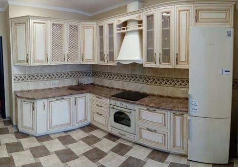 Белая кухня с деревянной столешницей и фартуком в интерьере, глянец с декором
 - 23 фото