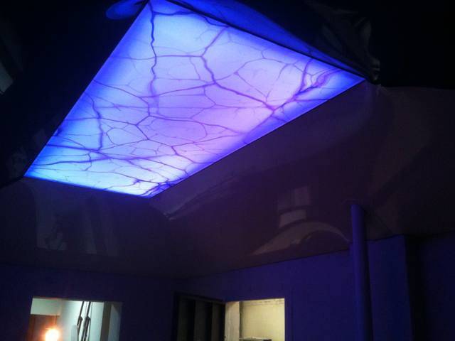 Стеклянные потолки с подсветкой - виды и особенности