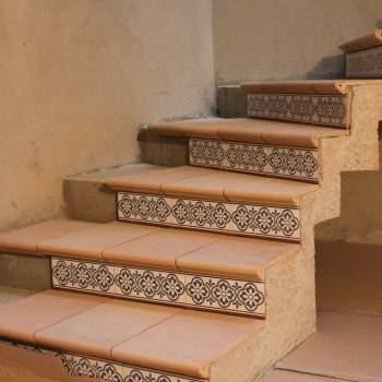 Плитка для ступеней для лестницы: особенности выбора, характеристики, дизайн и пошаговая инструкция по монтажу