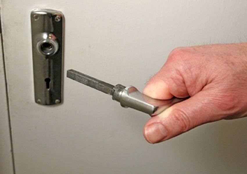 Ремонт ручки межкомнатной двери своими руками: как починить, в том числе если расшаталась и заедает, а также профилактика поломок дверной фурнитуры