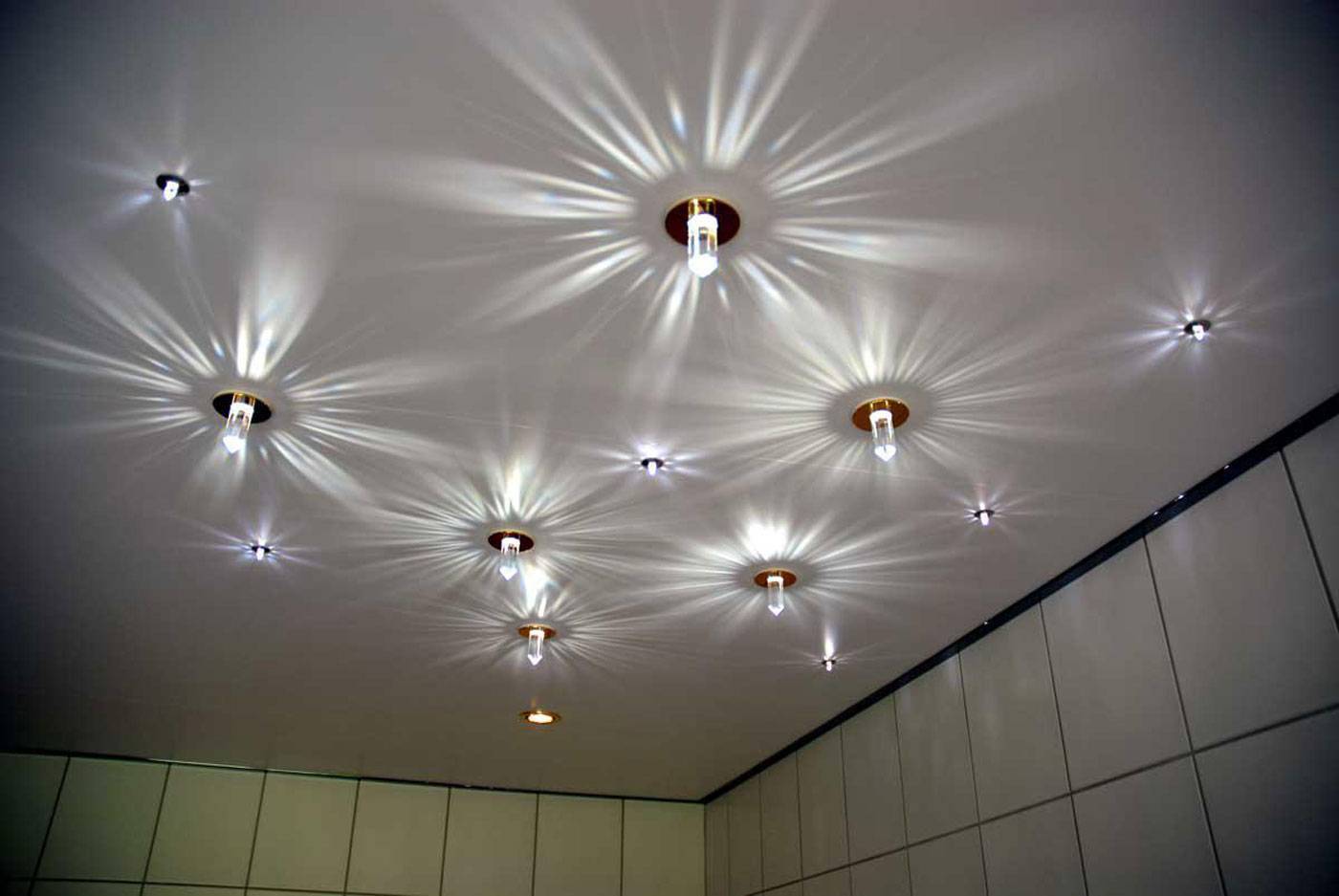 натяжной потолок фото матовый со светильниками