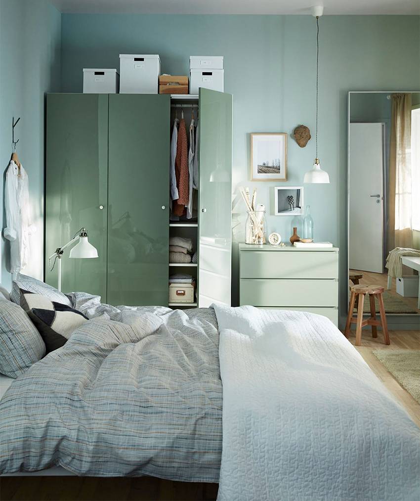 Как расставить мебель в спальне: как правильно расположить в маленькой комнате, размещение кровати с шкафами по бокам
