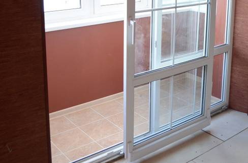 Раздвижные пластиковые и стеклянные двери на балкон и лоджию в квартире: фото