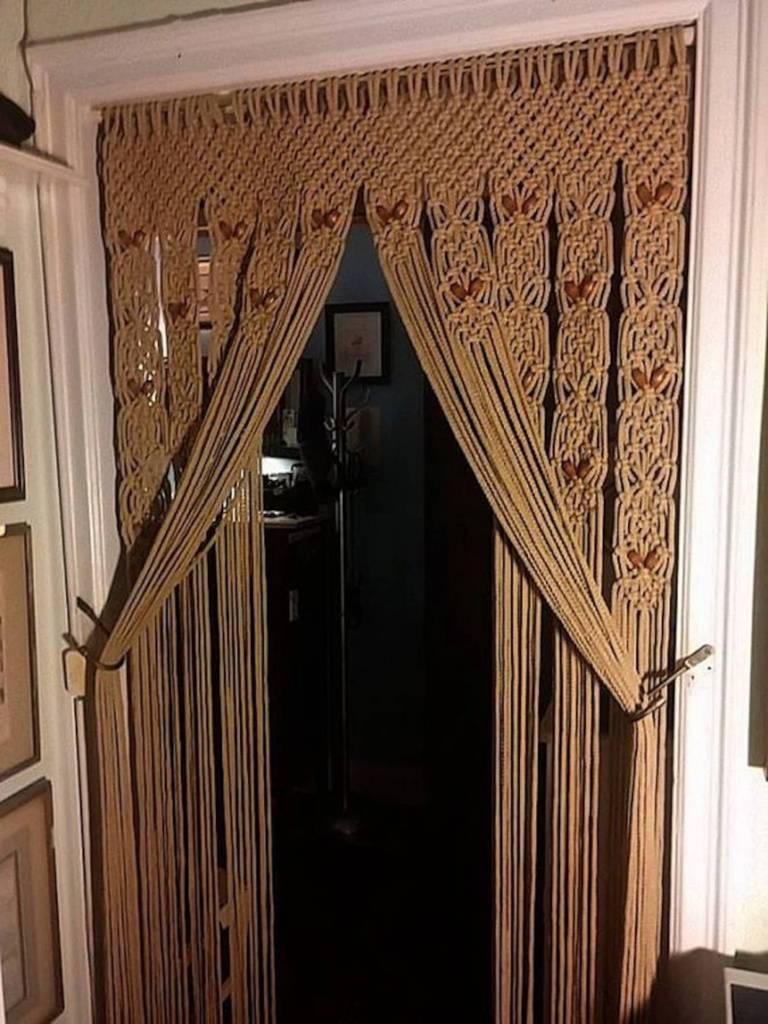 Шторы на дверь и дверные проемы: силиконовые, деревянные, декоративные висюльки, фото