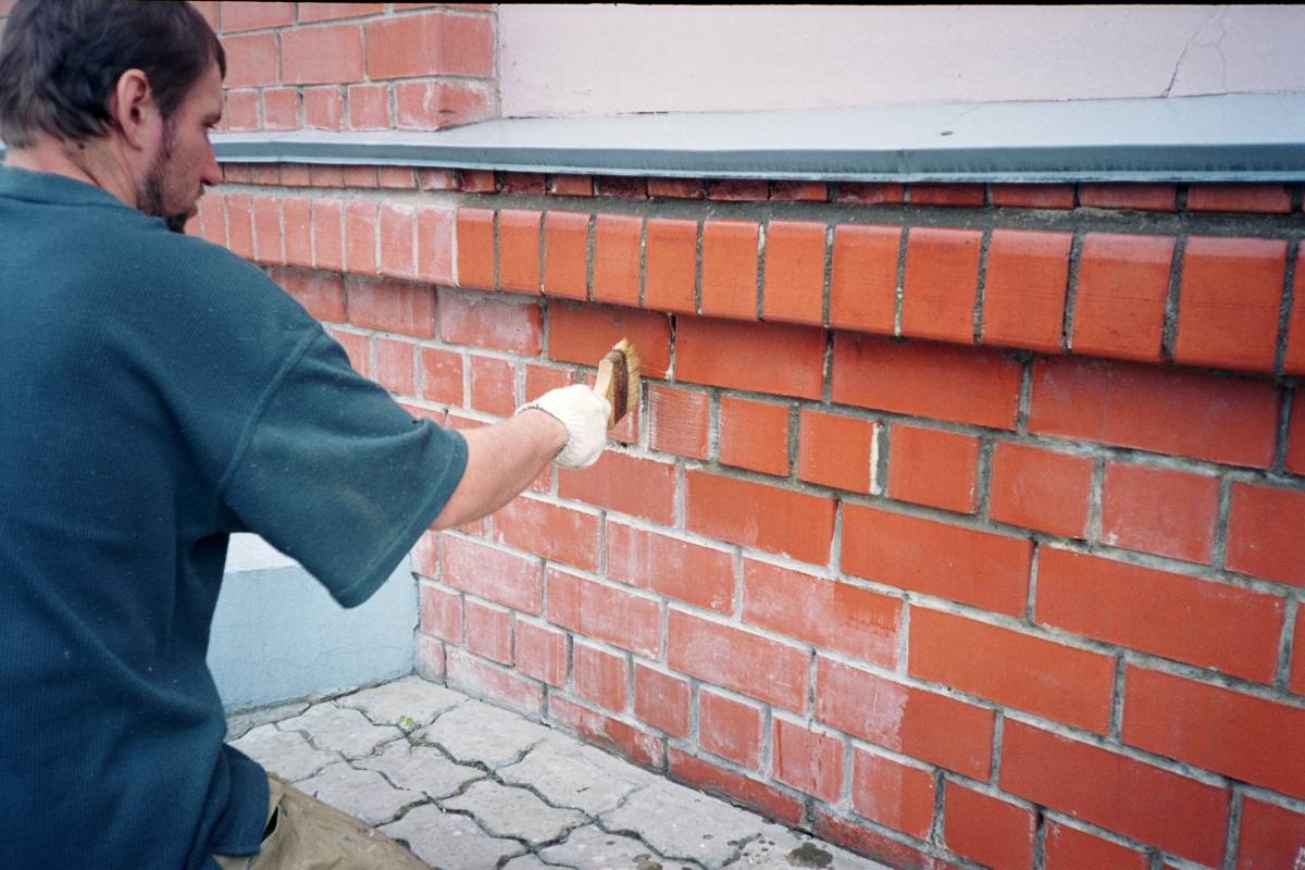 Чем покрасить кирпичную стену на улице и внутри дома: технология работ (видео)