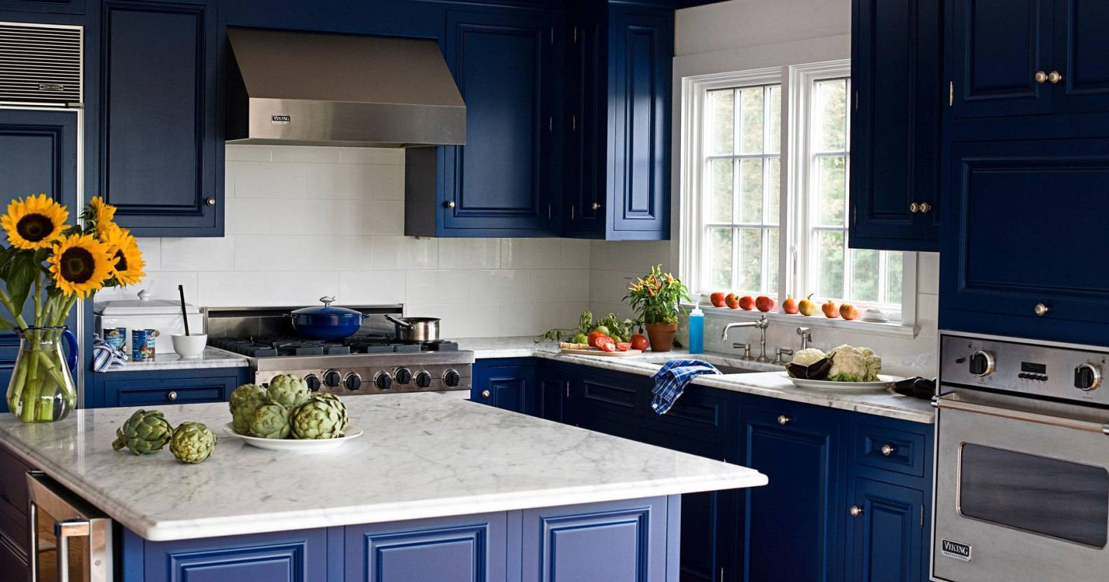 кухня в сине белом цвете фото