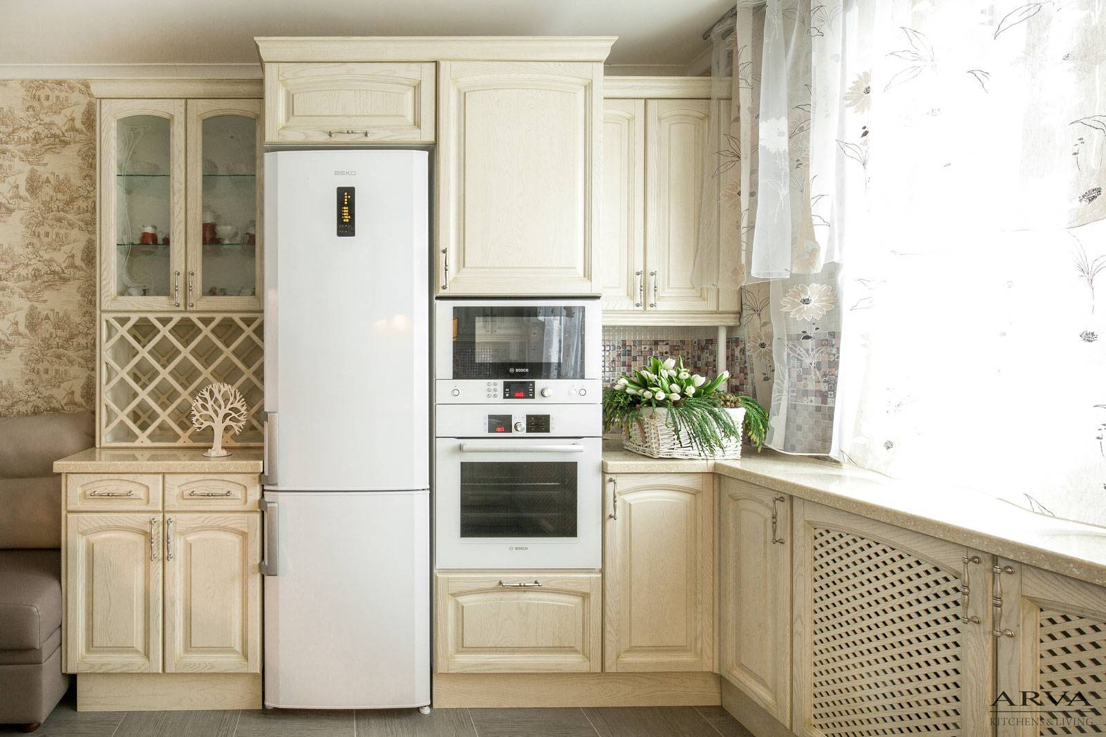 Холодильник слоновая кость. Бежевый холодильник в интерьере. Кухня с бежевым холодильником. Кухня цвет столовая кость. Кухня цвета слоновой кости.