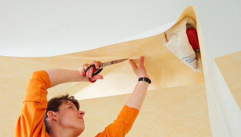 Как клеить обои на потолок своими руками своими руками | строй советы